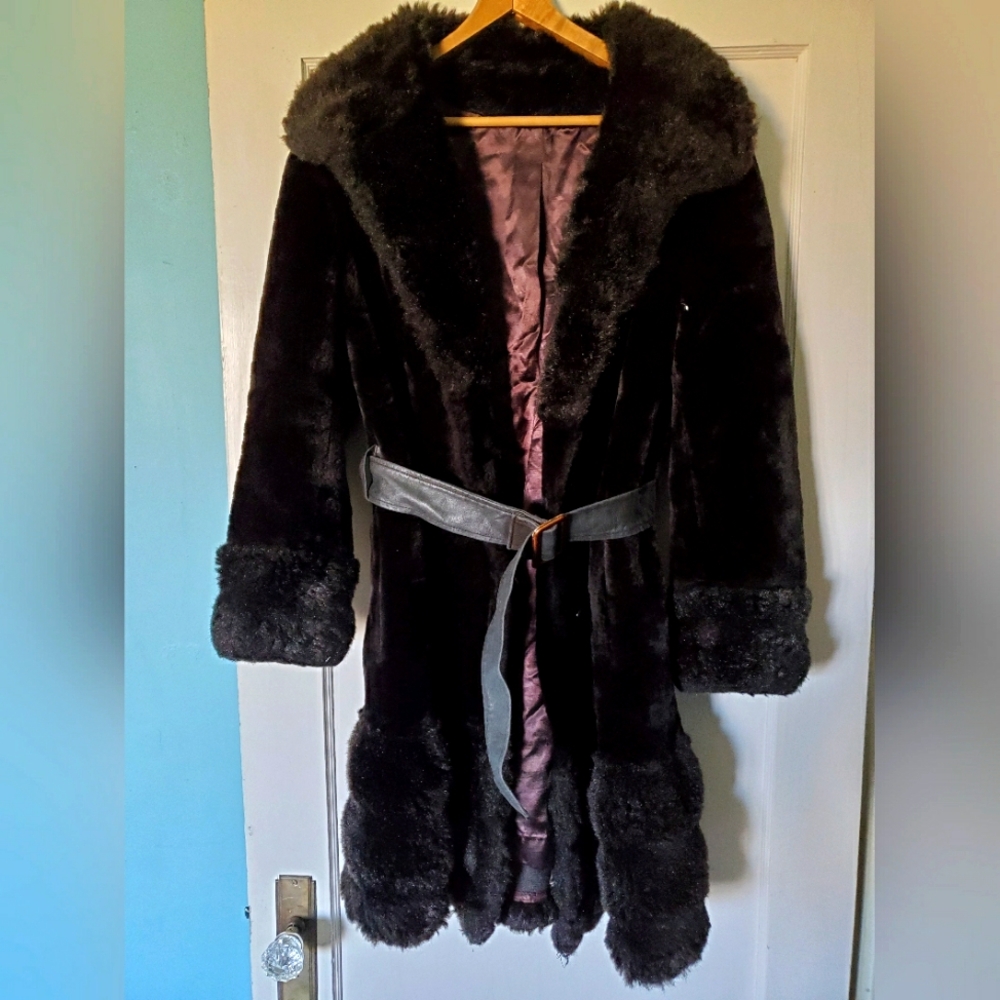 Vintage Fur Coat with Belt💖🖤🇨🇦